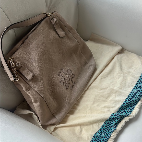 Tory Burch Shoulder Bag with Structured Design - Picture 8 of 8